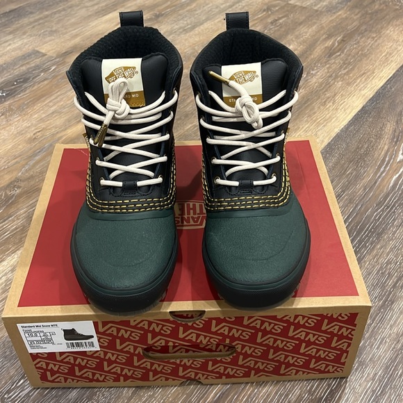 Vans standard mid snow MTE.   U.S. size 10 - Picture 2 of 5